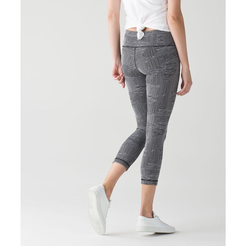 Lululemon Wunder Under Crop *23" Size 6 Black & White